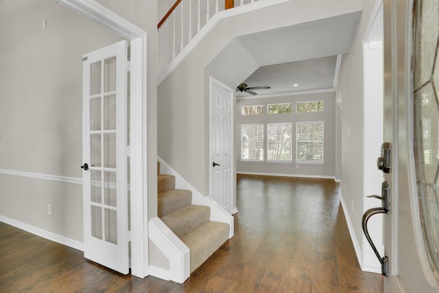 foyer with dark wood-type flooring and ceiling fan