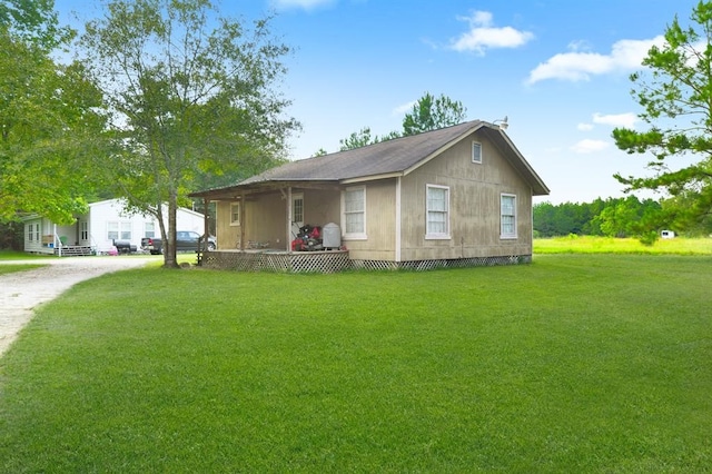 view of front facade featuring a front lawn