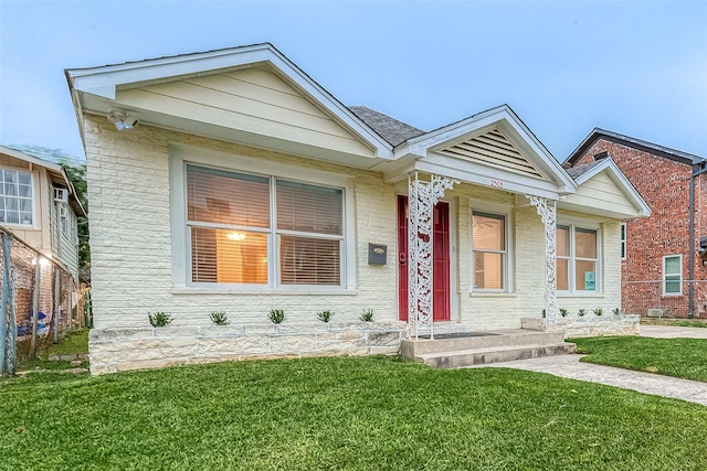 view of front facade featuring a front lawn