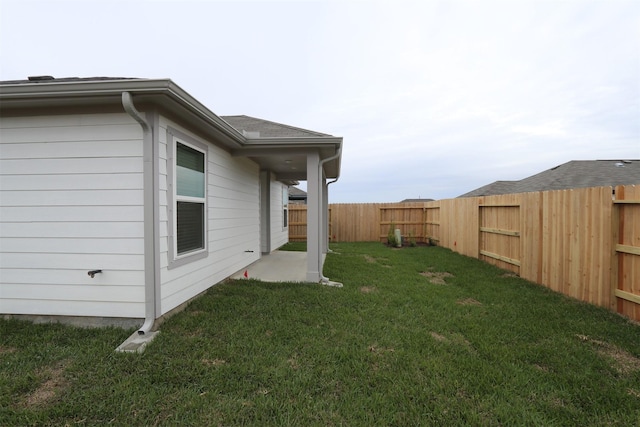 view of yard featuring a fenced backyard