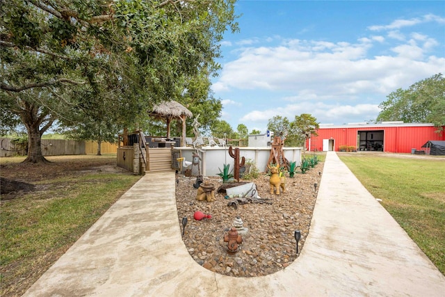 view of yard with an outbuilding