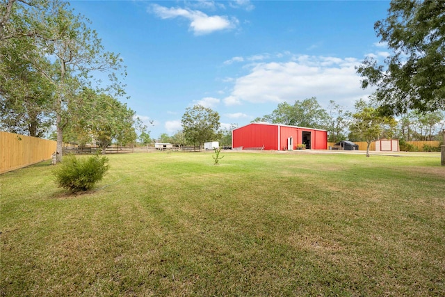 view of yard with an outbuilding