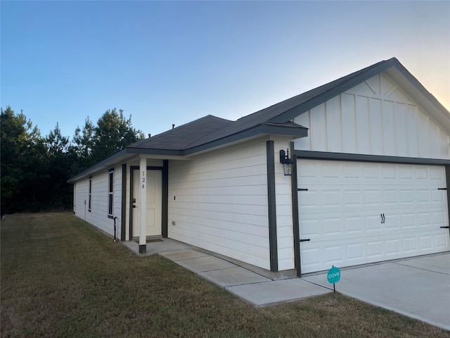 single story home featuring a yard and a garage