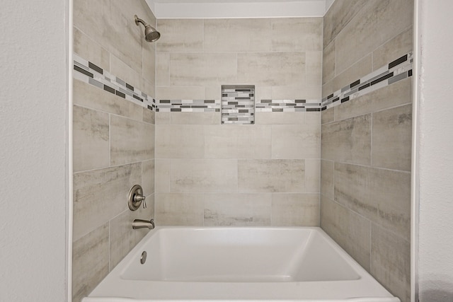 bathroom with tiled shower / bath