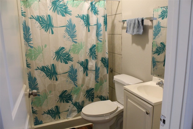 bathroom with a shower with shower curtain, vanity, and toilet