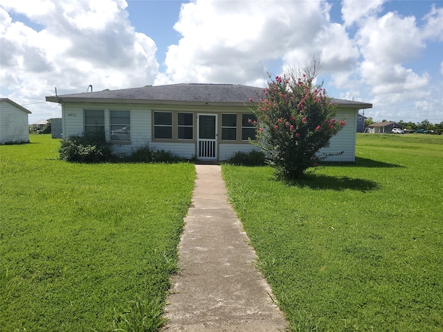 view of front of property featuring a front yard