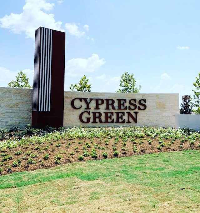 community / neighborhood sign featuring a lawn