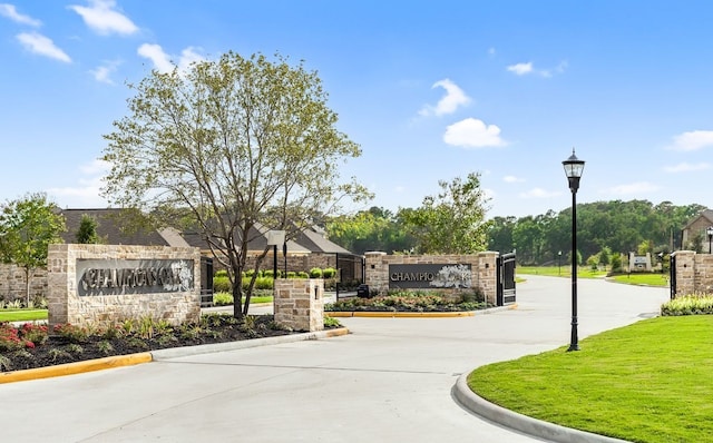 community sign featuring a yard