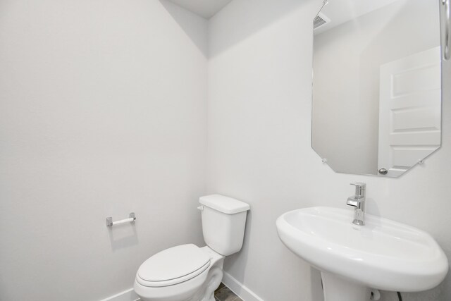 bathroom featuring toilet and sink