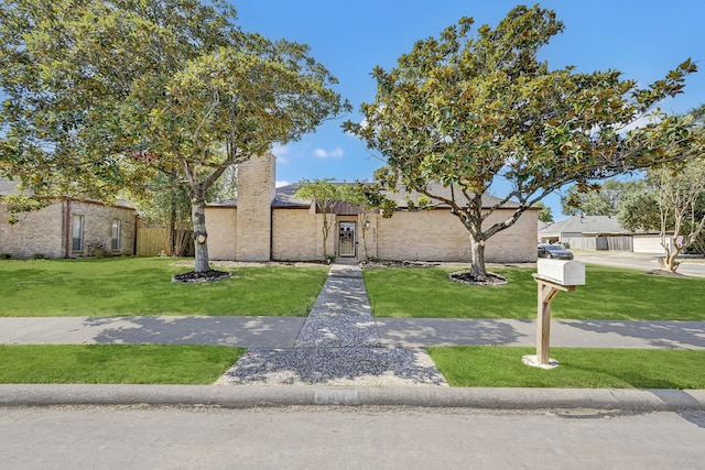 view of front of property featuring a front yard