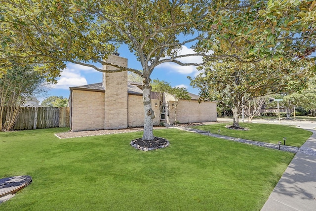 view of front of home featuring a front yard