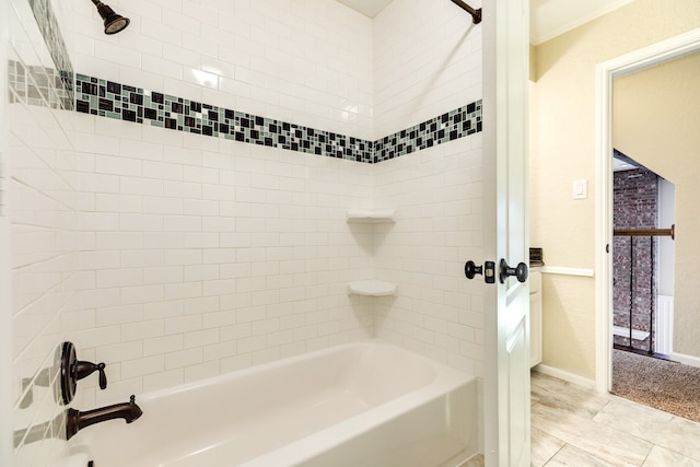 bathroom featuring tiled shower / bath combo