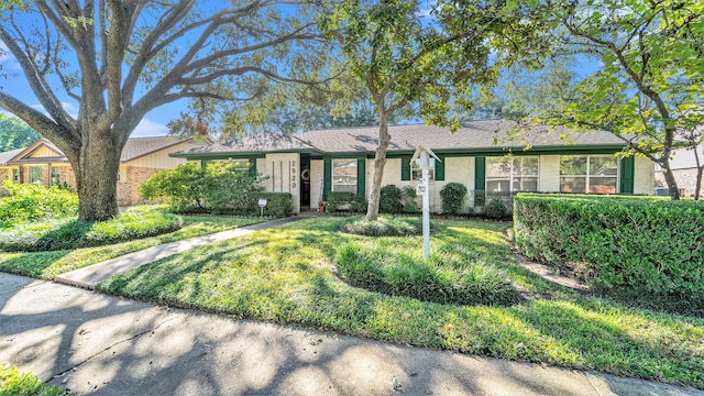 ranch-style house featuring a front yard