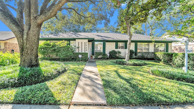 ranch-style house featuring a front lawn