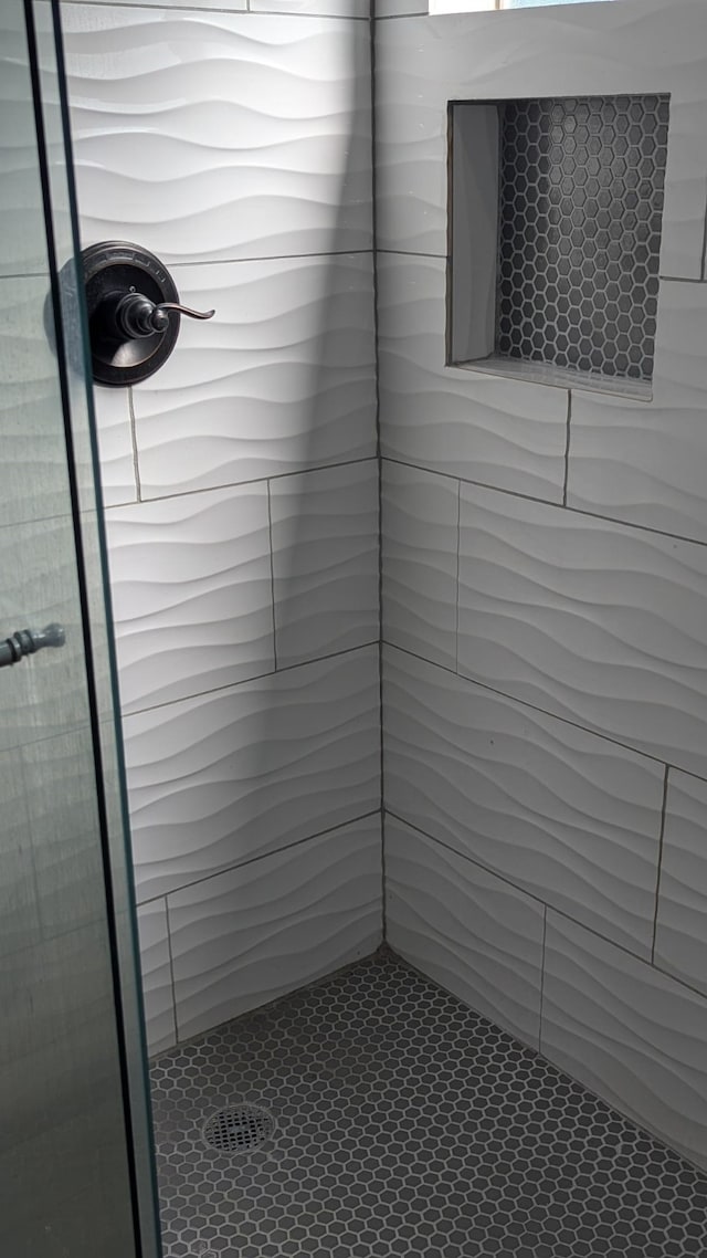 bathroom featuring tiled shower