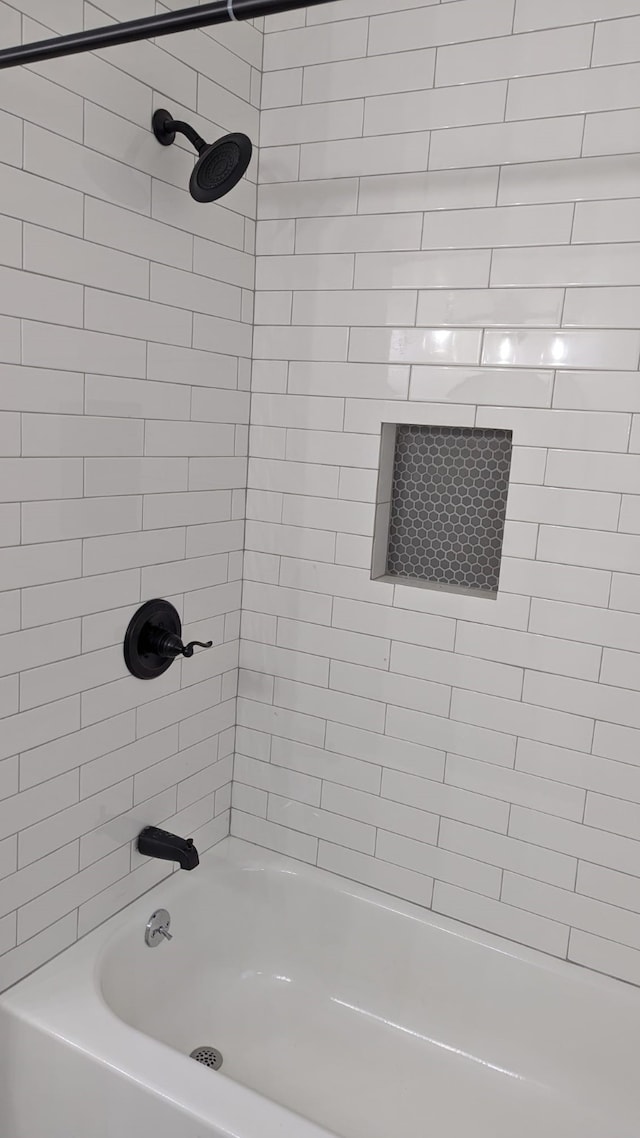 bathroom featuring tiled shower / bath