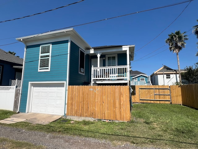 view of front of property featuring a front yard and a garage