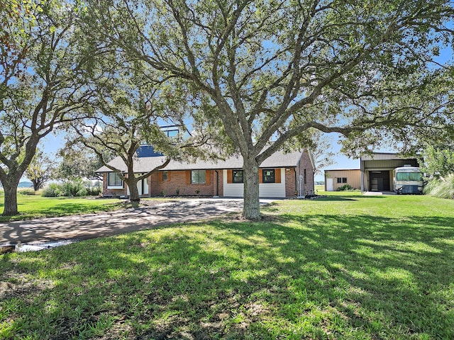 view of front of property featuring a front lawn