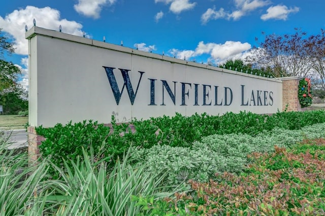 view of community / neighborhood sign