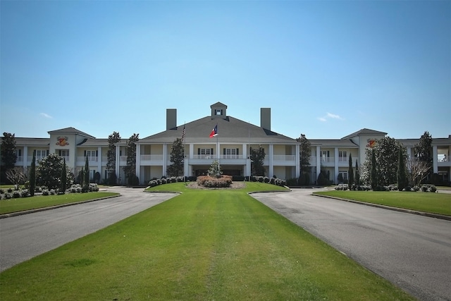 view of front of property with a front yard