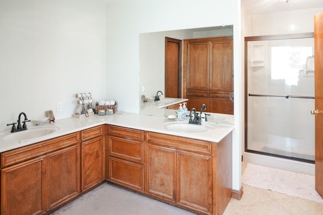 kitchen featuring sink, kitchen peninsula, and light tile patterned floors