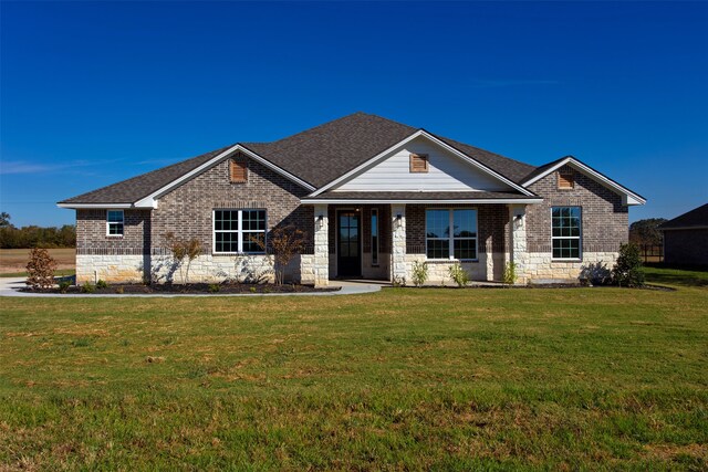 craftsman house featuring a front lawn