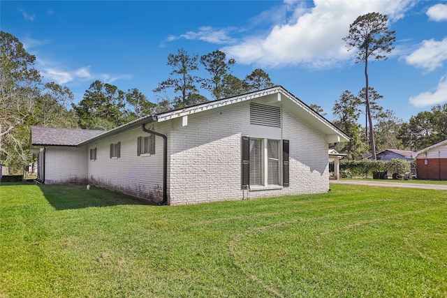 view of side of property featuring a lawn