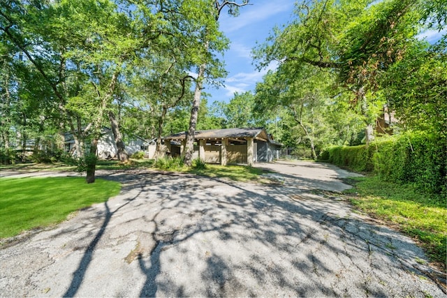 view of front of home featuring a front lawn