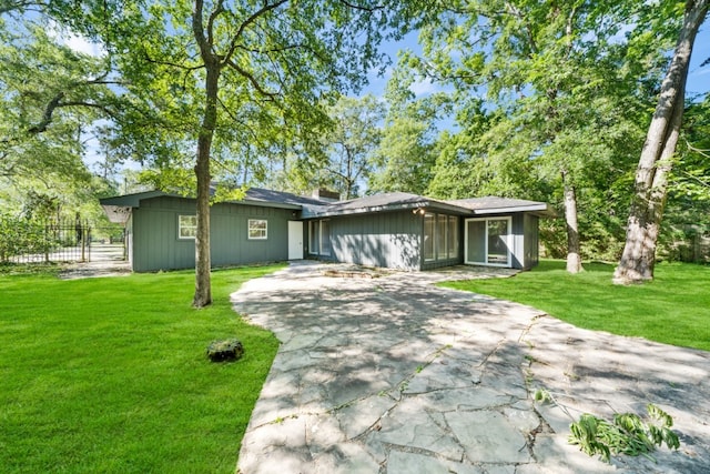 ranch-style home featuring a front yard