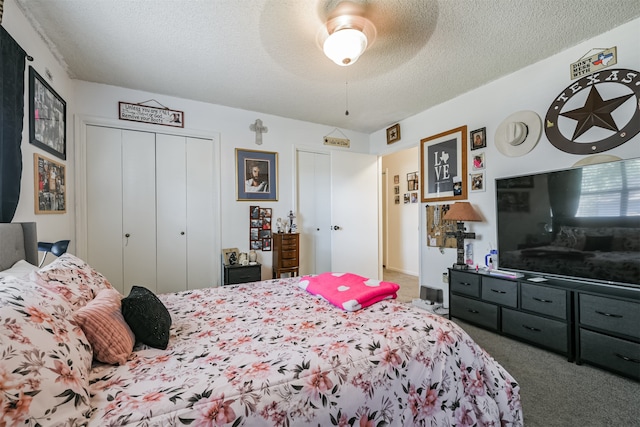 carpeted bedroom featuring ceiling fan and a textured ceiling