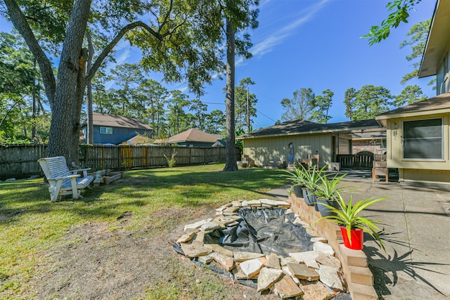 view of yard featuring a patio area