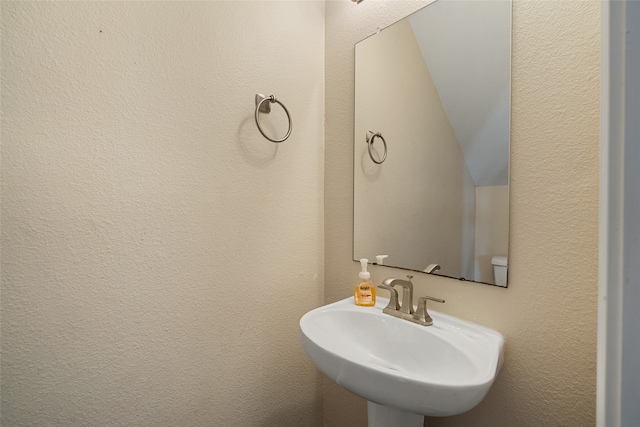 bathroom featuring sink