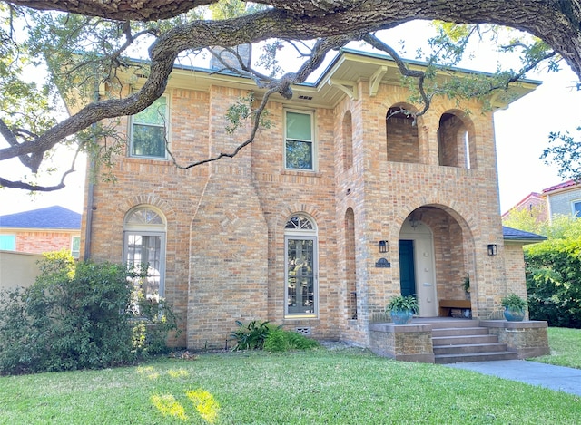 view of front of home with a front lawn