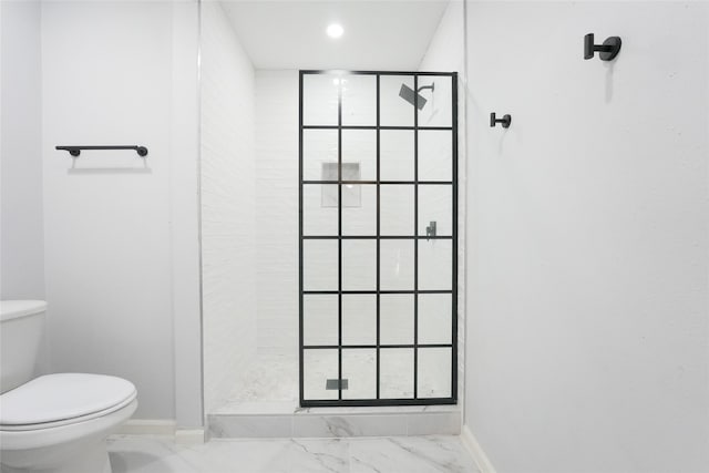 bathroom with toilet and tiled shower