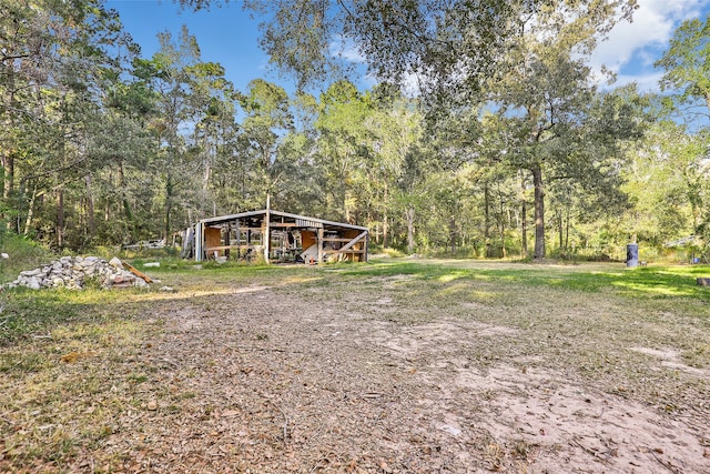 view of yard featuring an outbuilding