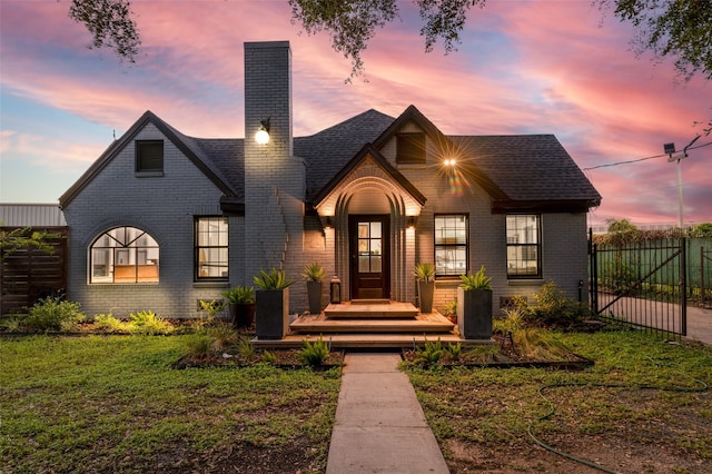 view of front of property featuring a lawn