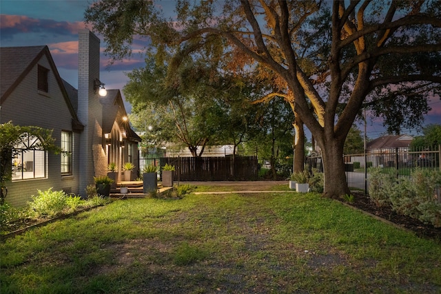 view of yard at dusk