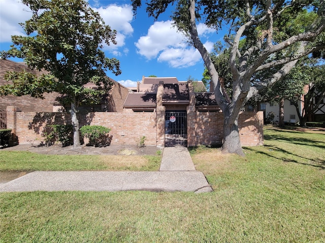 view of front facade with a front lawn