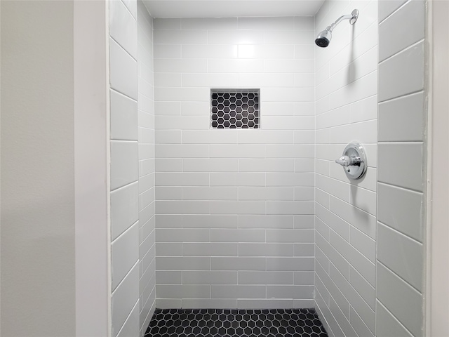 bathroom featuring tiled shower