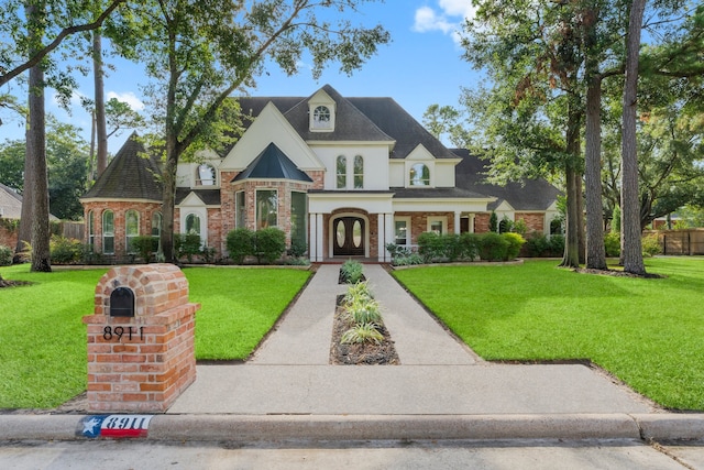 view of front of home featuring a front yard