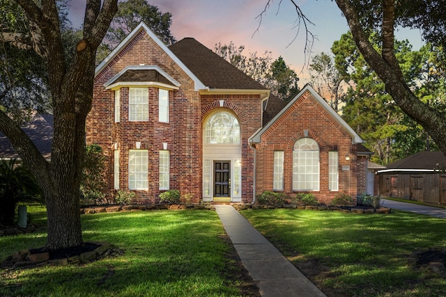 view of front of property featuring a lawn