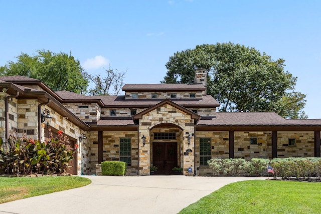 view of front facade featuring a front yard