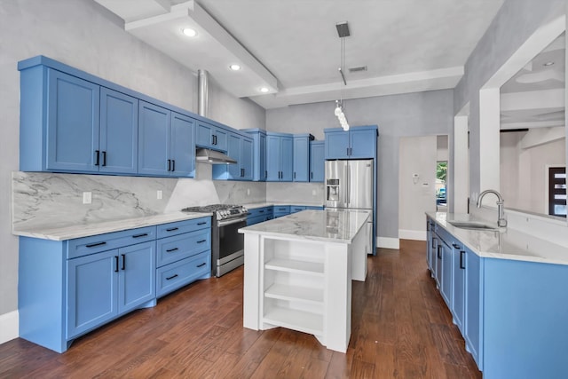 kitchen featuring sink, appliances with stainless steel finishes, decorative light fixtures, a center island, and dark hardwood / wood-style flooring