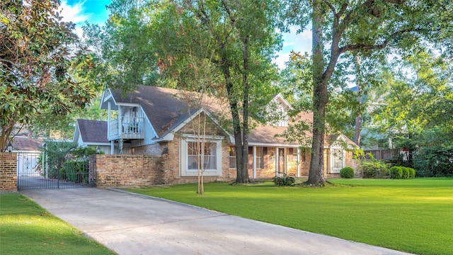 view of front of house featuring a front yard