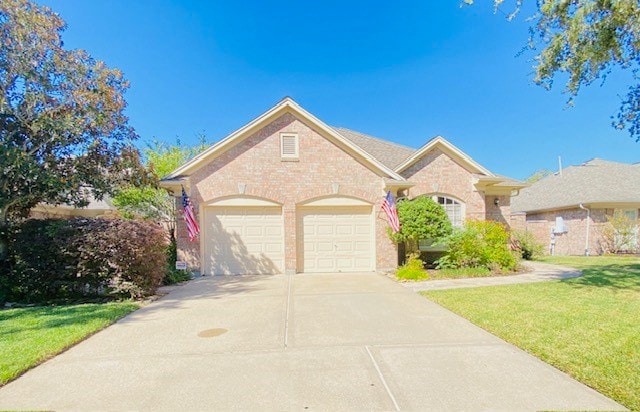 view of front of home featuring a front yard and a garage