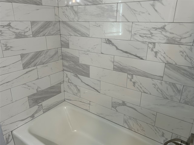 bathroom featuring tiled shower / bath combo