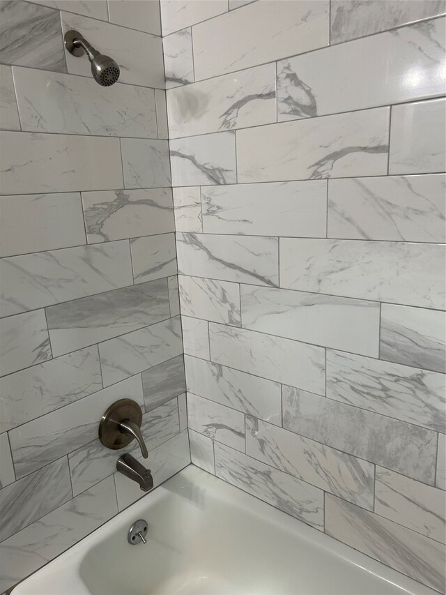 bathroom with tiled shower / bath