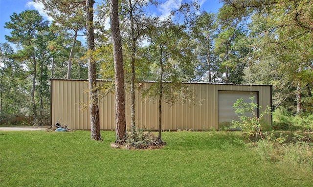 view of outdoor structure featuring a garage and a yard