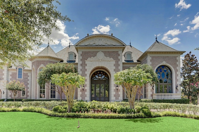 view of front of house with a front lawn