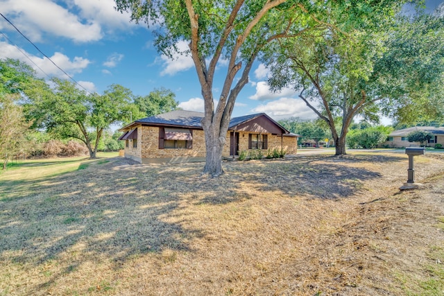 ranch-style home featuring a front lawn